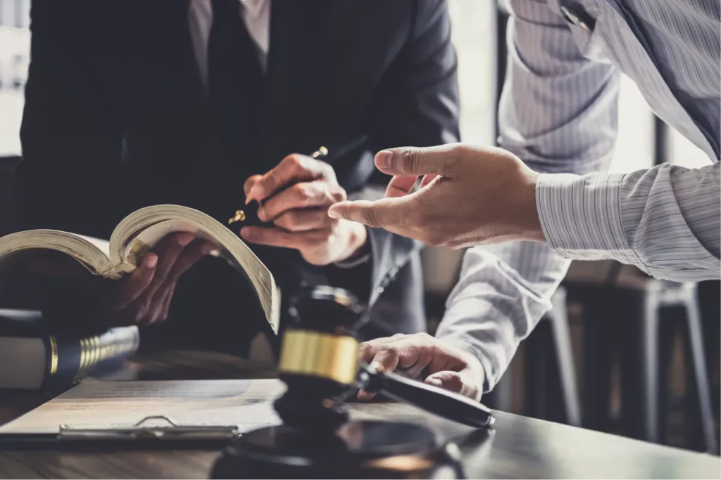 Personnes discutant autour d'un sujet juridique