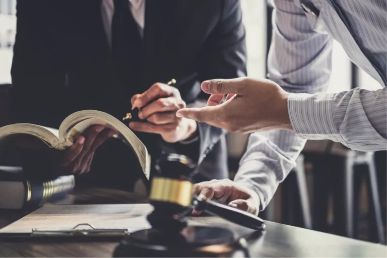 Personnes discutant autour d'un sujet juridique